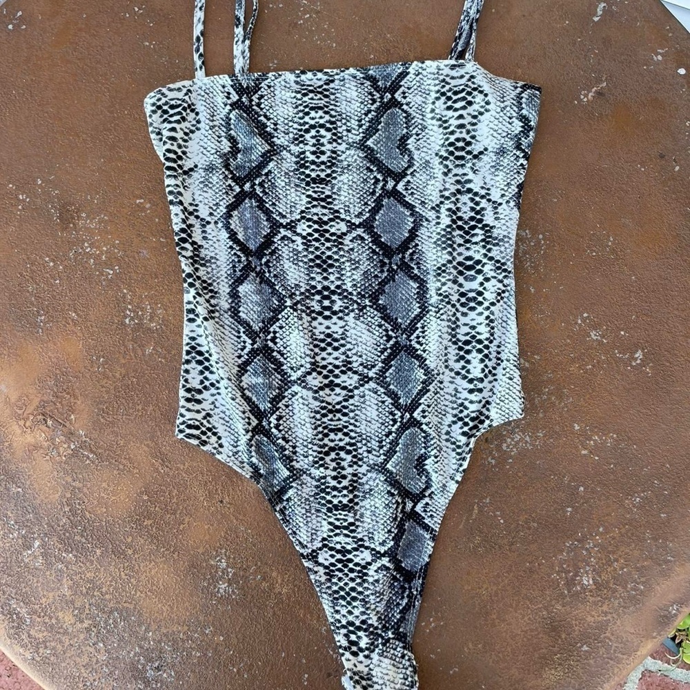 Snake skin print bodysuit sz xs